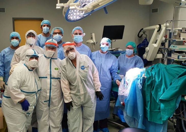 &Sigma;&omega;&tau;ή&rho;&iota;&alpha; &nu;&epsilon;&upsilon;&rho;&omicron;&chi;&epsilon;&iota;&rho;&omicron;&upsilon;&rho;&gamma;&iota;&kappa;ή &epsilon;&pi;έ&mu;&beta;&alpha;&sigma;&eta; &sigma;&epsilon; &alpha;&sigma;&theta;&epsilon;&nu;ή &mu;&epsilon; COVID-19 &sigma;&tau;&omicron;&nu; &Epsilon;&upsilon;&alpha;&gamma;&gamma;&epsilon;&lambda;&iota;&sigma;&mu;ό