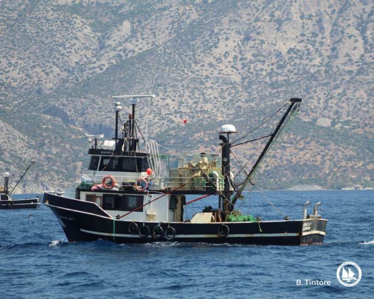 Προκλητική και Καταστροφική Αλιεία από Τουρκικές Μηχανότρατες στα Ελληνικά Νερά