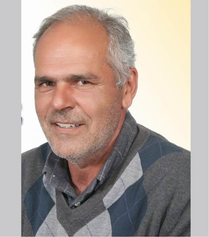 Έ&phi;&upsilon;&gamma;&epsilon; &alpha;&pi;ό &kappa;&omicron;&nu;&tau;ά &mu;&alpha;&sigmaf; &omicron; &Mu;&iota;&chi;ά&lambda;&eta;&sigmaf; &Pi;&omicron;&upsilon;&lambda;&lambda;ά&sigmaf; &sigma;&epsilon; &eta;&lambda;&iota;&kappa;ί&alpha; 59 &epsilon;&tau;ώ&nu;- &Delta;&epsilon;&lambda;&tau;ί&omicron; &tau;ύ&pi;&omicron;&upsilon; &alpha;&pi;ό &tau;&eta;&nu; &pi;&alpha;&rho;ά&tau;&alpha;&xi;&eta; &Mu;&alpha;&sigma;&tau;&rho;&omicron;&kappa;&omicron;ύ&kappa;&omicron;&upsilon;