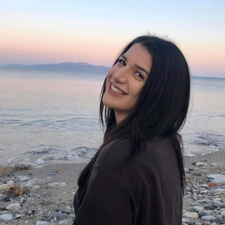 &Upsilon;&pi;έ&rho;&omicron;&chi;&eta; ή&tau;&alpha;&nu; &eta; &Epsilon;&iota;&rho;ή&nu;&eta; &Pi;&alpha;&zeta;ά&kappa;&omicron;&upsilon; &chi;&theta;&epsilon;&sigmaf; &sigma;&tau;&omicron; THE VOICE ( video)