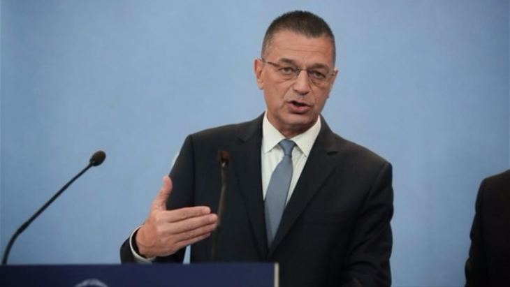 &Alpha;&lambda;&kappa;&iota;&beta;&iota;ά&delta;&eta;&sigmaf; &Sigma;&tau;&epsilon;&phi;&alpha;&nu;ή&sigmaf;: &Tau;ώ&rho;&alpha; &theta;&alpha; έ&rho;&theta;&omicron;&upsilon;&nu; &pi;&rho;&omicron;&sigmaf; &tau;&alpha; &nu;&eta;&sigma;&iota;ά, &epsilon;&nu;&iota;&sigma;&chi;ύ&omicron;&upsilon;&mu;&epsilon; &epsilon;&kappa;&epsilon;ί &tau;&eta;&nu; ά&mu;&upsilon;&nu;ά &mu;&alpha;&sigmaf;