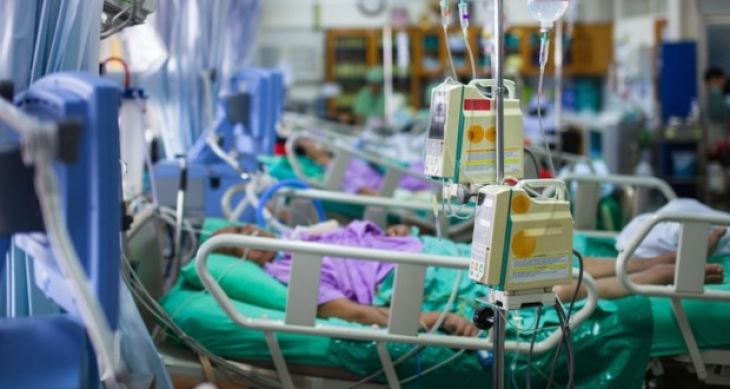 &Theta;ά&nu;&alpha;&tau;&omicron;&sigmaf; 16&chi;&rho;&omicron;&nu;&eta;&sigmaf; &sigma;&tau;&eta; &Theta;ή&beta;&alpha;: &Sigma;&upsilon;&gamma;&kappa;&lambda;&omicron;&nu;ί&zeta;&epsilon;&iota; &omicron; &pi;&alpha;&tau;έ&rho;&alpha;&sigmaf; &tau;&eta;&sigmaf; - &laquo;&Pi;&omicron;&iota;&omicron;&sigmaf; &theta;&alpha; &mu;&omicron;&upsilon; &phi;έ&rho;&epsilon;&iota; &tau;&omicron; &kappa;&omicron;&rho;ί&tau;&sigma;&iota; &mu;&omicron;&upsilon; &pi;ί&sigma;&omega;;&raquo;