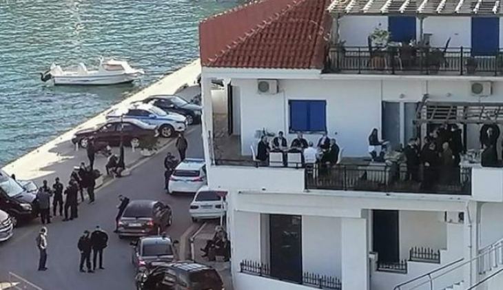 Αποκλειστικό βίντεο: Γλέντι σε σπίτι στην Ικαρία με πάνω από 50 άτομα, παρουσία Μητσοτάκη