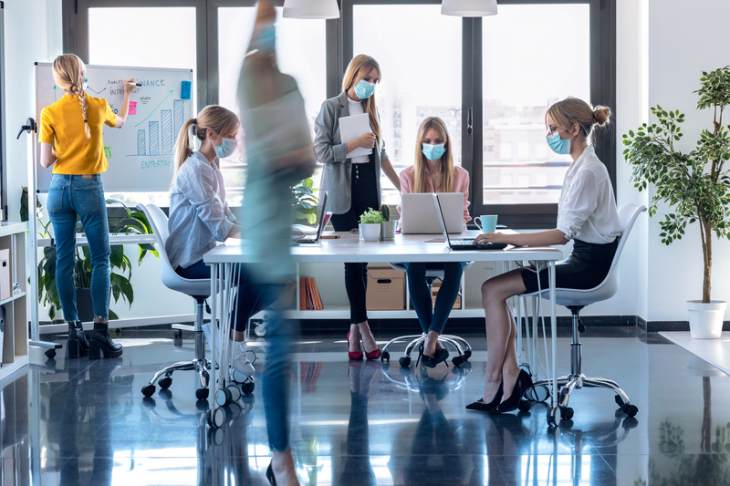 &Kappa;&omicron;&rho;&omega;&nu;&omicron;ϊό&sigmaf;: &Mu;ό&nu;&omicron; &epsilon;&mu;&beta;&omicron;&lambda;&iota;&alpha;&sigma;&mu;έ&nu;&omicron;&iota; &sigma;&epsilon; &kappa;&lambda;&epsilon;&iota;&sigma;&tau;&omicron;ύ&sigmaf; &chi;ώ&rho;&omicron;&upsilon;&sigmaf;