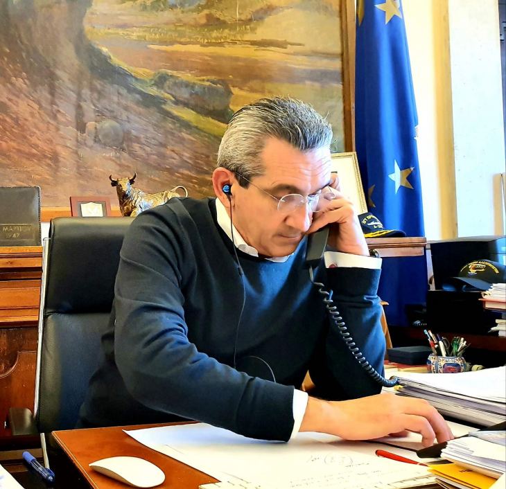 &Tau;&eta;&nu; &pi;&rho;&omicron;&mu;ή&theta;&epsilon;&iota;&alpha; &epsilon;&pi;&iota;&pi;&lambda;έ&omicron;&nu; &theta;&alpha;&lambda;ά&mu;&omega;&nu; &alpha;&pi;&omicron;&mu;ό&nu;&omega;&sigma;&eta;&sigmaf; &kappa;&alpha;&iota; &upsilon;&pi;&omicron;&delta;&omicron;&chi;ή&sigmaf; &alpha;&sigma;&theta;&epsilon;&nu;ώ&nu; &kappa;&alpha;&iota; &gamma;&iota;&alpha; &Pi;ά&tau;&mu;&omicron;, &Alpha;&sigma;&tau;&upsilon;&pi;ά&lambda;&alpha;&iota;&alpha; &kappa;&alpha;&iota; Ί&omicron; &alpha;&pi;&omicron;&phi;ά&sigma;&iota;&sigma;&epsilon; &eta; &Omicron;&iota;&kappa;&omicron;&nu;&omicron;&mu;&iota;&kappa;ή &Epsilon;&pi;&iota;&tau;&rho;&omicron;&pi;ή &tau;&eta;&sigmaf; &Pi;&epsilon;&rho;&iota;&phi;έ&rho;&epsilon;&iota;&alpha;&sigmaf; &Gamma;. &Chi;&alpha;&tau;&zeta;&eta;&mu;ά&rho;&kappa;&omicron;&sigmaf; : &laquo;&Sigma;&tau;&alpha;&theta;&epsilon;&rho;ά &kappa;&alpha;&iota; &kappa;ά&theta;&epsilon; &mu;έ&rho;&alpha; &pi;&omicron;&upsilon; &pi;&epsilon;&rho;&nu;ά, &epsilon;&xi;&omicron;&pi;&lambda;ί&zeta;&omicron;&upsilon;&mu;&epsilon; &kappa;&alpha;&theta;&omicron;&rho;&iota;&sigma;&tau;&iota;&kappa;ά &tau;&iota;&sigmaf; &delta;&omicron;&mu;έ&sigmaf; &upsilon;&gamma;&epsilon;ί&alpha;&sigmaf; &tau;&omega;&nu; &nu;&eta;&sigma;&iota;ώ&nu; &mu;&alpha;&sigmaf;