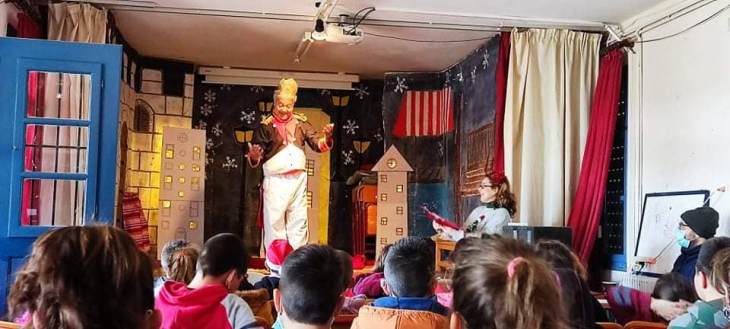 Θεατρική ομάδα και Άγιος Βασίλης έκαναν έκπληξη στα παιδιά του δημοτικού σχολείου Βαθέως