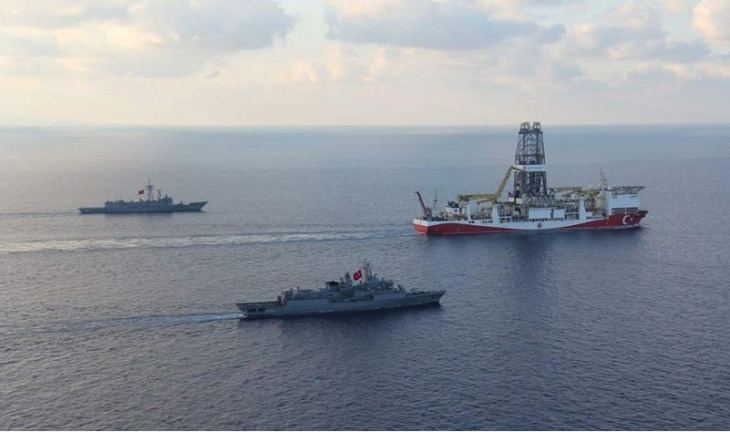 &Eta; &Tau;&omicron;&upsilon;&rho;&kappa;ί&alpha; &laquo;&tau;&omicron;&rho;&pi;&iota;&lambda;ί&zeta;&epsilon;&iota;&raquo; &tau;&omicron; &delta;&iota;ά&lambda;&omicron;&gamma;&omicron; &gamma;&iota;&alpha; &tau;&alpha; &Mu;&Omicron;&Epsilon; &mu;&epsilon; &tau;&eta;&nu; &Epsilon;&lambda;&lambda;ά&delta;&alpha; &ndash; &Pi;&alpha;&rho;&epsilon;&nu;&omicron;&chi;&lambda;ή&sigma;&epsilon;&iota;&sigmaf; &sigma;&tau;&omicron; &Kappa;&alpha;&sigma;&tau;&epsilon;&lambda;ό&rho;&iota;&zeta;&omicron; - &Upsilon;&pi;&epsilon;&rho;&pi;&tau;ή&sigma;&epsilon;&iota;&sigmaf; &kappa;&alpha;&iota; Navtex &sigma;&tau;&eta; &sigma;&kappa;&iota;ά &tau;&omega;&nu; &Mu;&Omicron;&Epsilon; - &laquo;&Kappa;&rho;&upsilon;&phi;&tau;ό&raquo; &tau;&omicron;&upsilon; &laquo;&Gamma;&iota;&alpha;&beta;&omicron;ύ&zeta;&raquo;