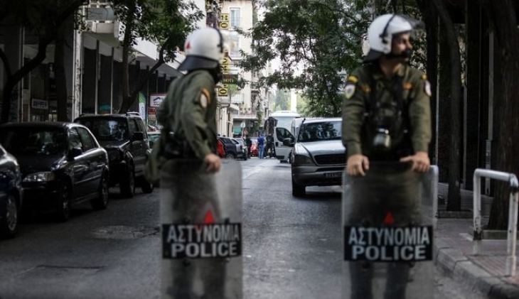 Αρχαίος αμφορέας εντοπίστηκε στην έφοδο της Αστυνομίας στα Εξάρχεια