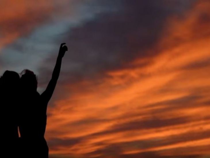 &laquo;&Tau;&alpha; ό&nu;&epsilon;&iota;&rho;&alpha; &delta;&epsilon; &mu;&pi;&omicron;&rho;&omicron;ύ&nu; &nu;&alpha; &mu;&pi;&omicron;&upsilon;&nu; &sigma;&epsilon; &kappa;&alpha;&rho;&alpha;&nu;&tau;ί&nu;&alpha;&raquo;: &Tau;&omicron; viral &beta;ί&nu;&tau;&epsilon;&omicron; &pi;&omicron;&upsilon; &theta;&alpha; &sigma;&omicron;&upsilon; &delta;ώ&sigma;&epsilon;&iota; &kappa;&omicron;&upsilon;&rho;ά&gamma;&iota;&omicron;