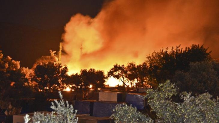 Διαδοχικές φωτιές και εκκένωση του ΚΥΤ της Σάμου
