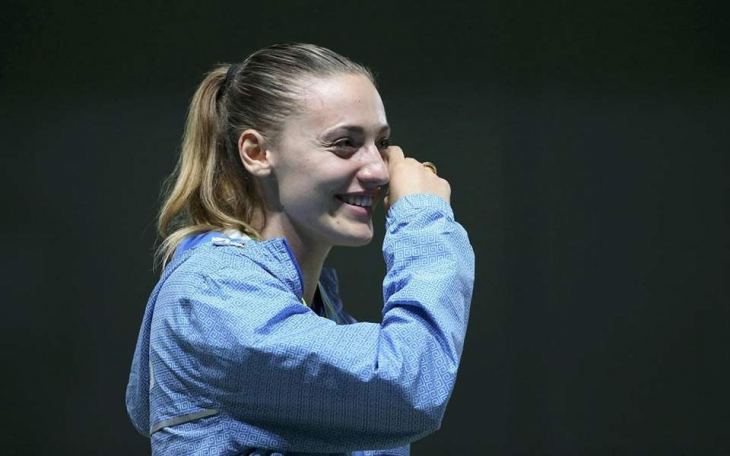 H &Alpha;&nu;&nu;&alpha; &Kappa;&omicron;&rho;&alpha;&kappa;ά&kappa;&eta; &pi;&rho;ώ&tau;&eta; &lambda;&alpha;&mu;&pi;&alpha;&delta;&eta;&delta;&rho;ό&mu;&omicron;&sigmaf; - &Gamma;&upsilon;&nu;&alpha;ί&kappa;&alpha; &gamma;&iota;&alpha; &pi;&rho;ώ&tau;&eta; &phi;&omicron;&rho;ά &sigma;&tau;&eta;&nu; &iota;&sigma;&tau;&omicron;&rho;ί&alpha;