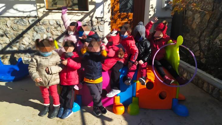 &Tau;&omicron; 8&omicron; &nu;&eta;&pi;&iota;&alpha;&gamma;&omega;&gamma;&epsilon;ί&omicron; &sigma;&tau;&omicron; &Delta;ί&kappa;&tau;&upsilon;&omicron; &Sigma;&chi;&omicron;&lambda;&epsilon;ί&omega;&nu; &Pi;&rho;&epsilon;&sigma;&beta;&epsilon;&upsilon;&tau;ώ&nu; &Gamma;&iota;&alpha; &Tau;&omicron;&upsilon;&sigmaf; &Pi;&alpha;&gamma;&kappa;ό&sigma;&mu;&iota;&omicron;&upsilon;&sigmaf; &Sigma;&tau;ό&chi;&omicron;&upsilon;&sigmaf; &Beta;&iota;ώ&sigma;&iota;&mu;&eta;&sigmaf; &Alpha;&nu;ά&pi;&tau;&upsilon;&xi;&eta;&sigmaf;