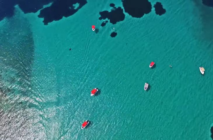 Blue Lagoon: Ό&tau;&alpha;&nu; &eta; &Kappa;&alpha;&rho;&alpha;ϊ&beta;&iota;&kappa;ή &ldquo;&upsilon;&pi;&omicron;&kappa;&lambda;ί&nu;&epsilon;&tau;&alpha;&iota;&rdquo; &sigma;&tau;&eta; &Chi;&alpha;&lambda;&kappa;&iota;&delta;&iota;&kappa;ή