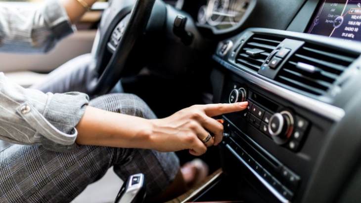 «Καμπάνες» και κατάσχεση ηχείων για οδηγούς αυτοκινήτων που παίζουν μουσική στη διαπασών