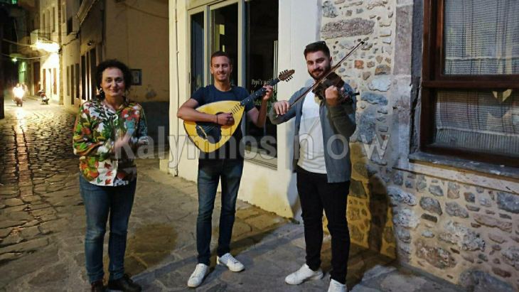 &Sigma;&tau;&iota;&sigmaf; &gamma;&epsilon;&iota;&tau;&omicron;&nu;&iota;έ&sigmaf; &tau;&eta;&sigmaf; &Kappa;&alpha;&lambda;ύ&mu;&nu;&omicron;&upsilon; &tau;&rho;&alpha;&gamma;&omicron;ύ&delta;&eta;&sigma;&epsilon; &eta; &Kappa;&alpha;ί&tau;&eta; &Kappa;&omicron;&upsilon;&lambda;&lambda;&iota;ά