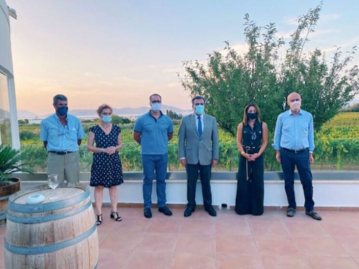 &Mu;ά&nu;&omicron;&sigmaf; &Kappa;ό&nu;&sigma;&omicron;&lambda;&alpha;&sigmaf;: &laquo;&Theta;&alpha; &sigma;&tau;&eta;&rho;ί&xi;&omicron;&upsilon;&mu;&epsilon; &tau;&omicron;&upsilon;&sigmaf; &alpha;&nu;&theta;&rho;ώ&pi;&omicron;&upsilon;&sigmaf; &tau;&omicron;&upsilon; &tau;&omicron;&upsilon;&rho;&iota;&sigma;&mu;&omicron;ύ &gamma;&iota;&alpha; &nu;&alpha; &mu;&epsilon;ί&nu;&omicron;&upsilon;&nu; ό&rho;&theta;&iota;&omicron;&iota; &alpha;&upsilon;&tau;ό &tau;&omicron; &delta;ύ&sigma;&kappa;&omicron;&lambda;&omicron; &chi;&epsilon;&iota;&mu;ώ&nu;&alpha;&raquo;