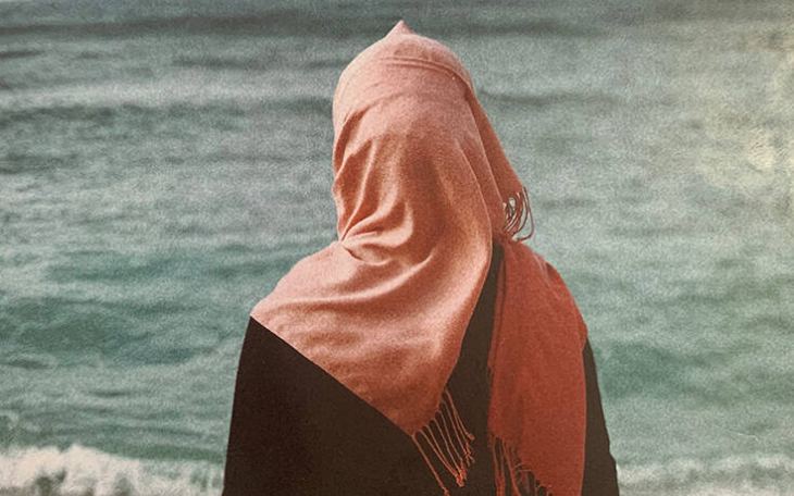 Γυναίκα από τη Συρία πάλεψε 4 ημέρες στη θάλασσα, περιτριγυρισμένη από πτώματα και με 2 βρέφη στην αγκαλιά της