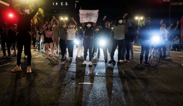 Νύχτα επεισοδίων στις ΗΠΑ: Χιλιάδες κόσμου στους δρόμους για τη δολοφονία Τζορτζ Φλόιντ από αστυνομικό