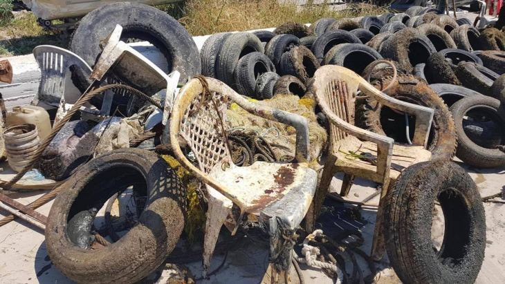 &Mu;&alpha;ύ&rho;&omicron;&sigmaf; &Gamma;&iota;ώ&rho;&gamma;&omicron;&sigmaf;: &Eta; &delta;&eta;&mu;&omicron;&tau;&iota;&kappa;ή &alpha;&rho;&chi;ή &alpha;&pi;&epsilon;&iota;&lambda;&epsilon;ί &tau;&omicron;&upsilon;&sigmaf; &pi;ά&nu;&tau;&epsilon;&sigmaf; &alpha;&lambda;&lambda;ά &eta; ί&delta;&iota;&alpha; &tau;&iota; έ&kappa;&alpha;&nu;&epsilon; &sigma;&tau;&omicron; &kappa;ά&psi;&iota;&mu;&omicron; &tau;&omicron;&upsilon;&lambda;ά&chi;&iota;&sigma;&tau;&omicron;&nu; 300 &lambda;ά&sigma;&tau;&iota;&chi;&omega;&nu; &alpha;&upsilon;&tau;&omicron;&kappa;&iota;&nu;ή&tau;&omega;&nu; &pi;&omicron;&upsilon; &eta; ί&delta;&iota;&alpha; &mu;&epsilon;&tau;έ&phi;&epsilon;&rho;&epsilon; &sigma;&tau;&eta;&nu; &chi;&omega;&mu;&alpha;&tau;&epsilon;&rho;ή