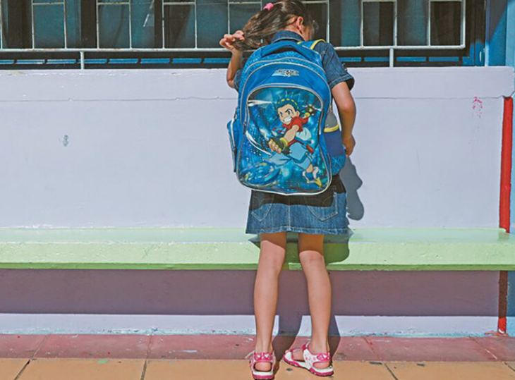 Κοριτσάκι έπεσε λιπόθυμο μέσα σε αρτοποιείο, από την πείνα!!