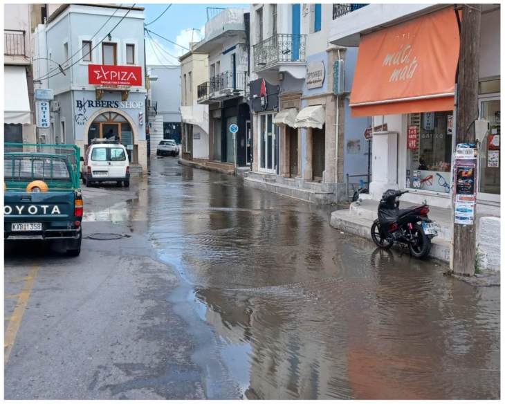 Νέα Πλημμύρα, δυσοσμία και αποκλεισμός στον κεντρικό εμπορικό δρόμο της Καλύμνου από τα λήμματα των φρεατίων (VIDEO)