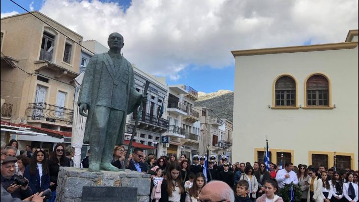 &Kappa;&alpha;&tau;ά&theta;&epsilon;&sigma;&eta; &sigma;&tau;&epsilon;&phi;ά&nu;&omega;&nu; &alpha;&pi;ό &sigma;&chi;&omicron;&lambda;&epsilon;ί&alpha; &epsilon;&nu;ό&psi;&epsilon;&iota; &tau;&eta;&sigmaf; &Epsilon;&pi;&epsilon;&tau;&epsilon;ί&omicron;&upsilon; &Epsilon;&nu;&sigma;&omega;&mu;ά&tau;&omega;&sigma;&eta;&sigmaf; &tau;&omega;&nu; &Delta;&omega;&delta;&epsilon;&kappa;&alpha;&nu;ή&sigma;&omega;&nu; (&phi;&omega;&tau;&omicron;&gamma;&rho;&alpha;&phi;ί&epsilon;&sigmaf;)