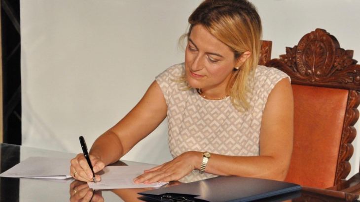 &Mu;&epsilon;&lambda;ί&nu;&alpha; &Kappa;&alpha;&tau;έ&rho;&eta;: &Pi;&alpha;&rho;ά&delta;&epsilon;&iota;&gamma;&mu;&alpha; &pi;&rho;&omicron;&sigmaf; &mu;ί&mu;&eta;&sigma;&eta; &eta; &Alpha;&sigma;&tau;&upsilon;&pi;ά&lambda;&alpha;&iota;&alpha;, &pi;&rho;&omicron;&beta;&lambda;&eta;&mu;&alpha;&tau;&iota;&sigma;&mu;ό&sigmaf; &gamma;&iota;&alpha; &tau;&omicron; &nu;&eta;&sigma;ί &mu;&alpha;&sigmaf;