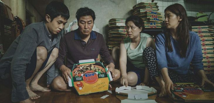 &Tau;&alpha; &Pi;&alpha;&rho;ά&sigma;&iota;&tau;&alpha;: &tau;&omicron; outsider &pi;&omicron;&upsilon; έ&kappa;&alpha;&nu;&epsilon; &tau;&omicron;&upsilon;&sigmaf; &pi;ά&nu;&tau;&epsilon;&sigmaf; &nu;&alpha; &pi;&alpha;&rho;&alpha;&mu;&iota;&lambda;&omicron;ύ&nu;