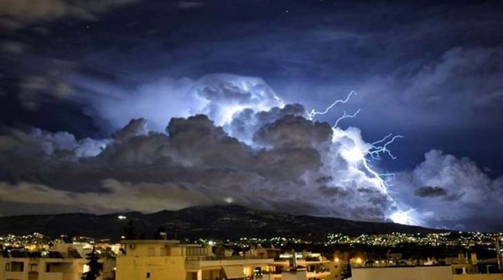 Ισχυρές καταιγίδες και κατακόρυφη πτώση της θερμοκρασίας από το βράδυ: Ποιες περιοχές θα πλήξει η κακοκαιρία