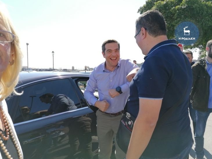 &Sigma;&tau;&eta; &Rho;ό&delta;&omicron; &sigma;ή&mu;&epsilon;&rho;&alpha; &omicron; &Alpha;&lambda;έ&xi;&eta;&sigmaf; &Tau;&sigma;ί&pi;&rho;&alpha;&sigmaf;