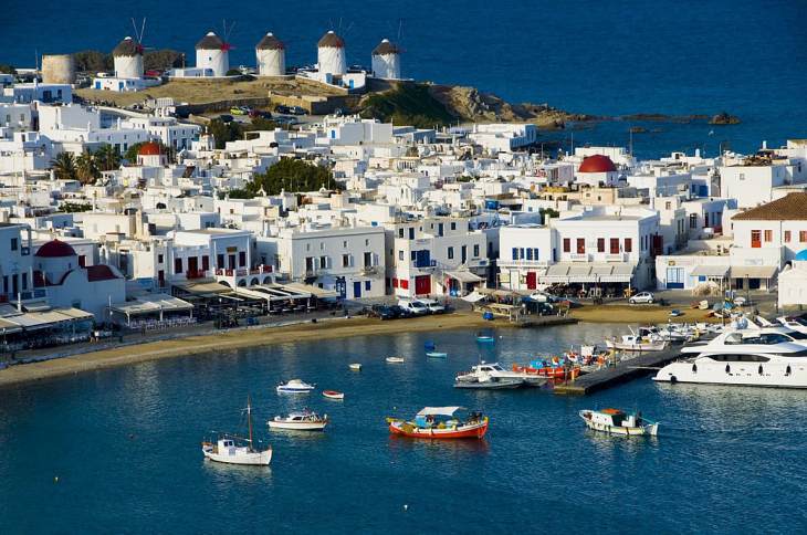 &Epsilon;ί&kappa;&omicron;&sigma;&iota; &delta;ύ&omicron; ά&tau;&omicron;&mu;&alpha; &sigma;&upsilon;&nu;&epsilon;&lambda;ή&phi;&theta;&eta;&sigma;&alpha;&nu; &sigma;&epsilon; &Mu;ύ&kappa;&omicron;&nu;&omicron;, &Mu;ή&lambda;&omicron;, &Phi;&omicron;&lambda;έ&gamma;&alpha;&nu;&delta;&rho;&omicron; &kappa;&alpha;&iota; &Rho;ό&delta;&omicron; &gamma;&iota;&alpha; &alpha;&upsilon;&theta;&alpha;ί&rho;&epsilon;&tau;&eta; &delta;ό&mu;&eta;&sigma;&eta;