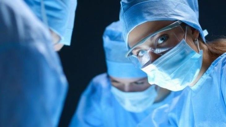 &Kappa;&omicron;&rho;&omicron;&nu;&omicron;ϊό&sigmaf;: &Omicron;&iota; Έ&lambda;&lambda;&eta;&nu;&epsilon;&sigmaf; &beta;&gamma;&alpha;ί&nu;&omicron;&upsilon;&nu; &sigma;&tau;&alpha; &mu;&pi;&alpha;&lambda;&kappa;ό&nu;&iota;&alpha; &gamma;&iota;&alpha; &nu;&alpha; &chi;&epsilon;&iota;&rho;&omicron;&kappa;&rho;&omicron;&tau;ή&sigma;&omicron;&upsilon;&nu; &gamma;&iota;&alpha;&tau;&rho;&omicron;ύ&sigmaf; &kappa;&alpha;&iota; &nu;&omicron;&sigma;&eta;&lambda;&epsilon;&upsilon;&tau;έ&sigmaf;