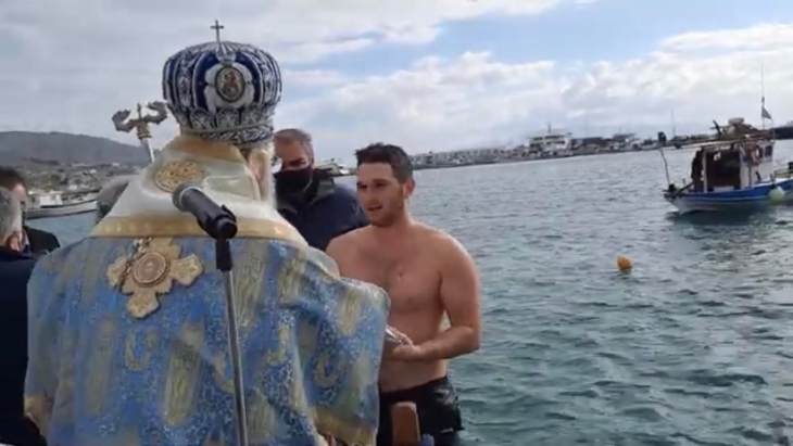 &Omicron; &Alpha;&gamma;&iota;&alpha;&sigma;&mu;ό&sigmaf; &tau;&omega;&nu; &upsilon;&delta;ά&tau;&omega;&nu; &sigma;&tau;&eta;&nu; &Pi;ό&theta;&epsilon;&iota;&alpha;, &sigma;&tau;&eta;&nu; &Rho;ί&nu;&alpha; &tau;&omicron;&upsilon; &Beta;&alpha;&theta;ύ &kappa;&alpha;&iota; &sigma;&tau;&alpha; &Alpha;&rho;&gamma;&iota;&nu;ώ&nu;&tau;&alpha; &sigma;ή&mu;&epsilon;&rho;&alpha;