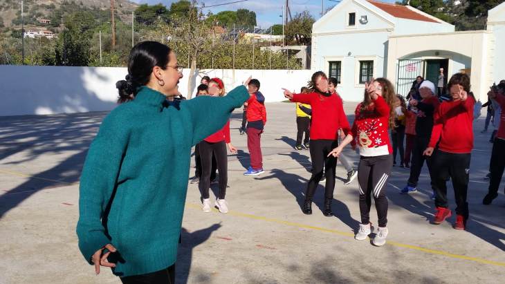&Mu;&epsilon; &mu;&omicron;&upsilon;&sigma;&iota;&kappa;ή, &chi;&omicron;&rho;ό, face painting, &chi;&rho;&iota;&sigma;&tau;&omicron;&upsilon;&gamma;&epsilon;&nu;&nu;&iota;ά&tau;&iota;&kappa;&alpha; &tau;&rho;&alpha;&gamma;&omicron;ύ&delta;&iota;&alpha; &kappa;&alpha;&iota; &kappa;&alpha;&tau;&alpha;&sigma;&kappa;&epsilon;&upsilon;έ&sigmaf; &gamma;&iota;ό&rho;&tau;&alpha;&sigma;&alpha;&nu; &sigma;&tau;&omicron; &delta;&eta;&mu;&omicron;&tau;&iota;&kappa;ό &sigma;&chi;&omicron;&lambda;&epsilon;ί&omicron; &Pi;&alpha;&nu;ό&rho;&mu;&omicron;&upsilon;