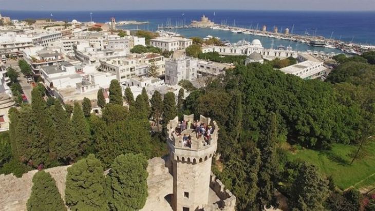 &Delta;&omega;&rho;&epsilon;ά&nu; ί&nu;&tau;&epsilon;&rho;&nu;&epsilon;&tau; &sigma;&epsilon; ό&lambda;&omicron; &tau;&omicron; &nu;&eta;&sigma;ί &pi;&alpha;&rho;έ&chi;&epsilon;&iota; &omicron; &Delta;ή&mu;&omicron;&sigmaf; &Rho;ό&delta;&omicron;&upsilon;