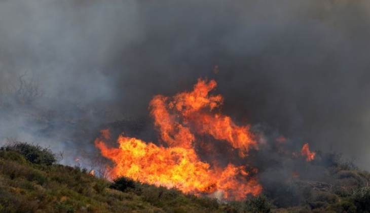 Φωτιά στο Μαρκόπουλο Μεσογαίας δίπλα σε σπίτια