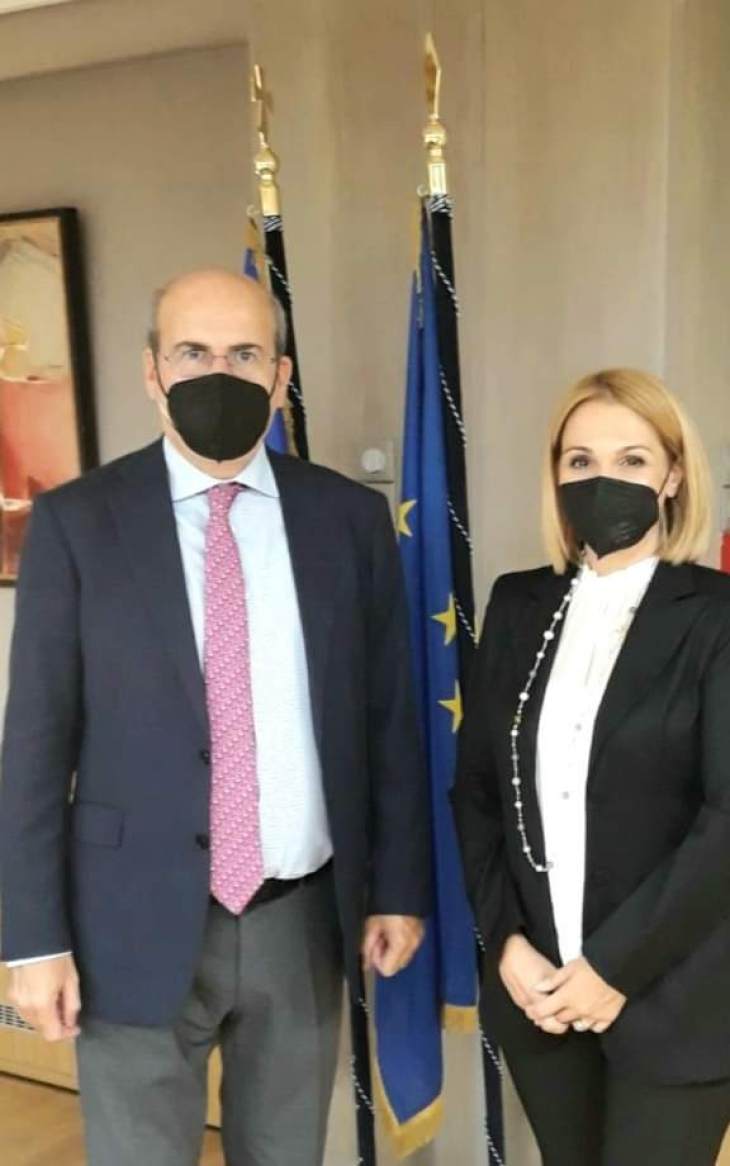 &Mu;ί&kappa;&alpha; &Iota;&alpha;&tau;&rho;ί&delta;&eta;: &laquo;&Tau;&alpha; &pi;&epsilon;&nu;ή&nu;&tau;&alpha; έ&nu;&sigma;&eta;&mu;&alpha; &gamma;&iota;&alpha; &tau;&omicron; &epsilon;&pi;ί&delta;&omicron;&mu;&alpha; &alpha;&nu;&epsilon;&rho;&gamma;ί&alpha;&sigmaf; &theta;&alpha; &iota;&sigma;&chi;ύ&sigma;&omicron;&upsilon;&nu; &kappa;&alpha;&iota; &phi;έ&tau;&omicron;&sigmaf;, &mu;&epsilon; &tau;&rho;&omicron;&pi;&omicron;&lambda;&omicron;&gamma;ί&alpha; &pi;&omicron;&upsilon; &theta;&alpha; &kappa;&alpha;&tau;&alpha;&tau;&epsilon;&theta;&epsilon;ί, &alpha;&pi;ό &tau;&omicron;&nu; &Upsilon;&pi;&omicron;&upsilon;&rho;&gamma;ό &Epsilon;&rho;&gamma;&alpha;&sigma;ί&alpha;&sigmaf;, &Kappa;&omega;&sigma;&tau;ή &Chi;&alpha;&tau;&zeta;&eta;&delta;ά&kappa;&eta;&raquo;.