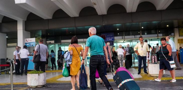 Έ&tau;&sigma;&iota; &theta;&alpha; έ&rho;&chi;&omicron;&nu;&tau;&alpha;&iota; &omicron;&iota; &tau;&omicron;&upsilon;&rho;ί&sigma;&tau;&epsilon;&sigmaf; &alpha;&pi;ό &tau;&iota;&sigmaf; 15 &Iota;&omicron;&upsilon;&nu;ί&omicron;&upsilon; - &Eta; &laquo;&mu;&alpha;ύ&rho;&eta; &lambda;ί&sigma;&tau;&alpha;&raquo; &mu;&epsilon; &tau;&alpha; &alpha;&epsilon;&rho;&omicron;&delta;&rho;ό&mu;&iota;&alpha;