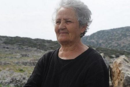 Κυρά Ρηνιώ, η 74χρονη που ζει μόνη της σε μια βραχονησίδα στο Αιγαίο