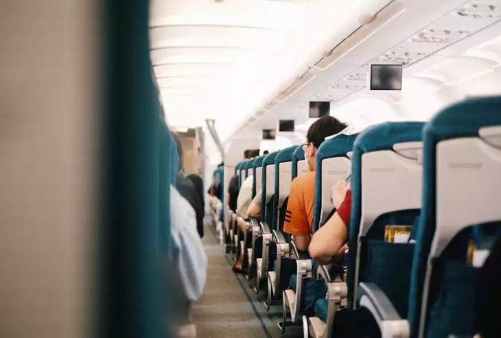 Πώς να αντιμετωπίσεις τον ενοχλητικό επιβάτη που ξαπλώνει στο κάθισμα του αεροπλάνου - Το βίντεο που έγινε viral στο Tik Tok