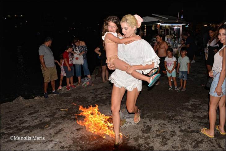 &Tau;&alpha; &Beta;&lambda;&upsilon;&chi;ά&delta;&iota;&alpha; &chi;&theta;&epsilon;&sigmaf; &pi;ή&rho;&alpha;&nu; &phi;&omega;&tau;&iota;ά &alpha;&pi;ό &phi;&alpha;&nu;&omicron;ύ&sigmaf; &kappa;&alpha;&iota; &kappa;ό&sigma;&mu;&omicron; (&phi;&omega;&tau;&omicron;&gamma;&rho;&alpha;&phi;ί&epsilon;&sigmaf; &kappa;&alpha;&iota; &beta;ί&nu;&tau;&epsilon;&omicron; &alpha;&pi;ό &tau;&omicron;&nu; &Mu;&alpha;&nu;ώ&lambda;&eta; &Mu;έ&rho;&eta;)