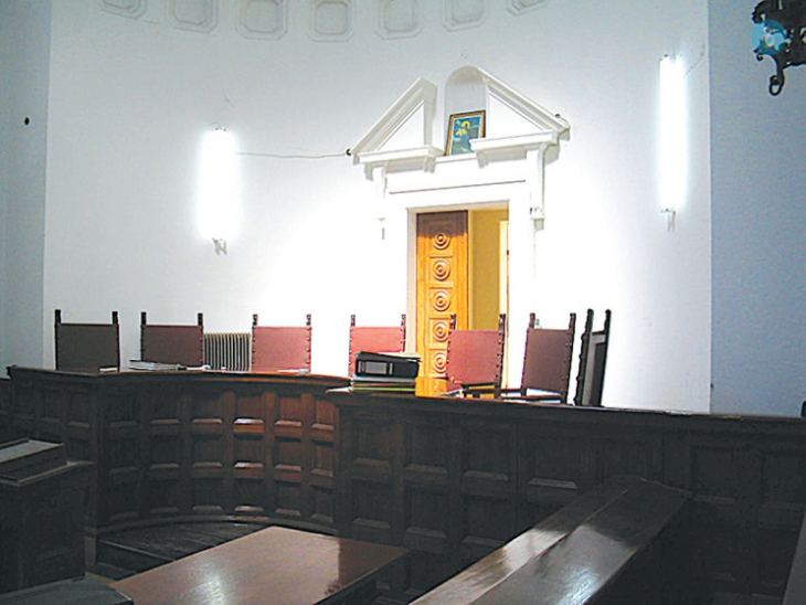 &Delta;&iota;&kappa;ά&zeta;&omicron;&nu;&tau;&alpha;&iota; &tau;&rho;&epsilon;&iota;&sigmaf; &Kappa;&alpha;&lambda;ύ&mu;&nu;&iota;&omicron;&iota; &gamma;&iota;&alpha; &delta;&iota;&alpha;&kappa;ί&nu;&eta;&sigma;&eta; &nu;&alpha;&rho;&kappa;&omega;&tau;&iota;&kappa;ώ&nu;