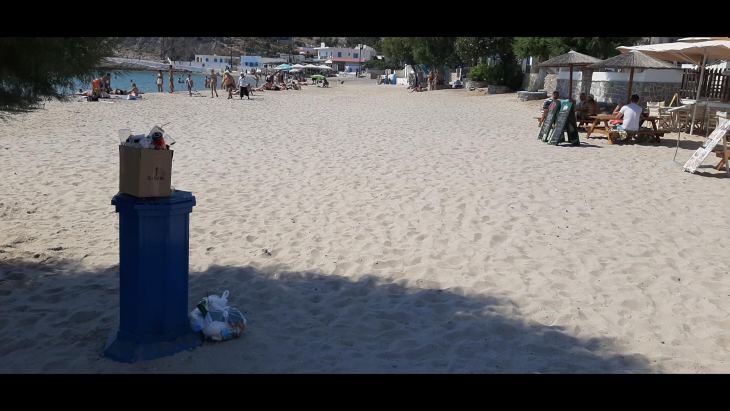 &Sigma;&tau;&eta;&nu; &Psi;έ&rho;&iota;&mu;&omicron; &epsilon;ί&delta;&alpha;&nu; &tau;&omicron; &alpha;&pi;&omicron;&rho;&rho;&iota;&mu;&mu;&alpha;&tau;&omicron;&phi;ό&rho;&omicron; &nu;&alpha; &pi;&eta;&gamma;&alpha;ί&nu;&epsilon;&iota;, &alpha;&lambda;&lambda;ά &tau;&alpha; &sigma;&kappa;&omicron;&upsilon;&pi;ί&delta;&iota;&alpha; &delta;&epsilon;&nu; έ&phi;&upsilon;&gamma;&alpha;&nu;