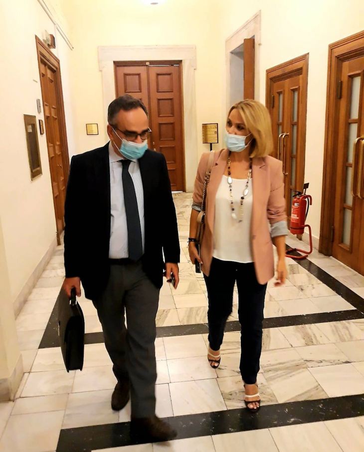 &Mu;ί&kappa;&alpha; &Iota;&alpha;&tau;&rho;ί&delta;&eta;: &laquo;&Eta; &Kappa;&upsilon;&beta;έ&rho;&nu;&eta;&sigma;&eta; &sigma;&tau;&alpha;&theta;&epsilon;&rho;ά &pi;&rho;&omicron;&sigma;&alpha;&nu;&alpha;&tau;&omicron;&lambda;&iota;&sigma;&mu;έ&nu;&eta; &sigma;&tau;&eta;&nu; &epsilon;&nu;ί&sigma;&chi;&upsilon;&sigma;&eta; &tau;&omicron;&upsilon; &sigma;&upsilon;&sigma;&tau;ή&mu;&alpha;&tau;&omicron;&sigmaf; &Upsilon;&gamma;&epsilon;ί&alpha;&sigmaf;&raquo;.