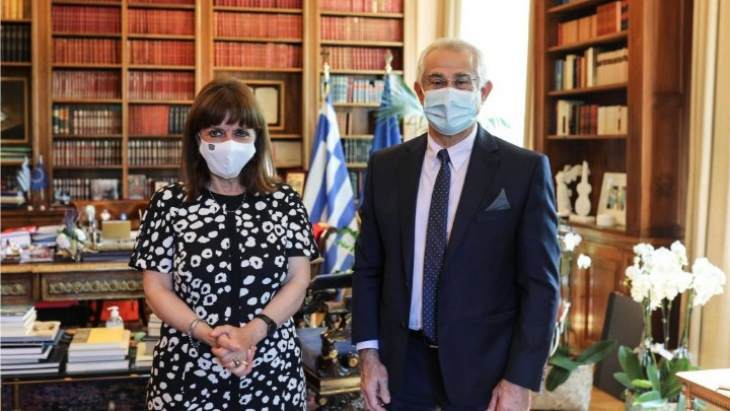 &Sigma;&upsilon;&nu;ά&nu;&tau;&eta;&sigma;&eta; &tau;&eta;&sigmaf; &Pi;&rho;&omicron;έ&delta;&rho;&omicron;&upsilon; &tau;&eta;&sigmaf; &Delta;&eta;&mu;&omicron;&kappa;&rho;&alpha;&tau;ί&alpha;&sigmaf; &mu;&epsilon; &tau;&omicron;&nu; &Kappa;&alpha;&lambda;ύ&mu;&nu;&iota;&omicron; &delta;ή&mu;&alpha;&rho;&chi;&omicron; &tau;&omicron;&upsilon; &Tau;ά&rho;&pi;&omicron;&nu; &Sigma;&pi;&rho;&iota;&nu;&gamma;&kappa;&sigmaf;