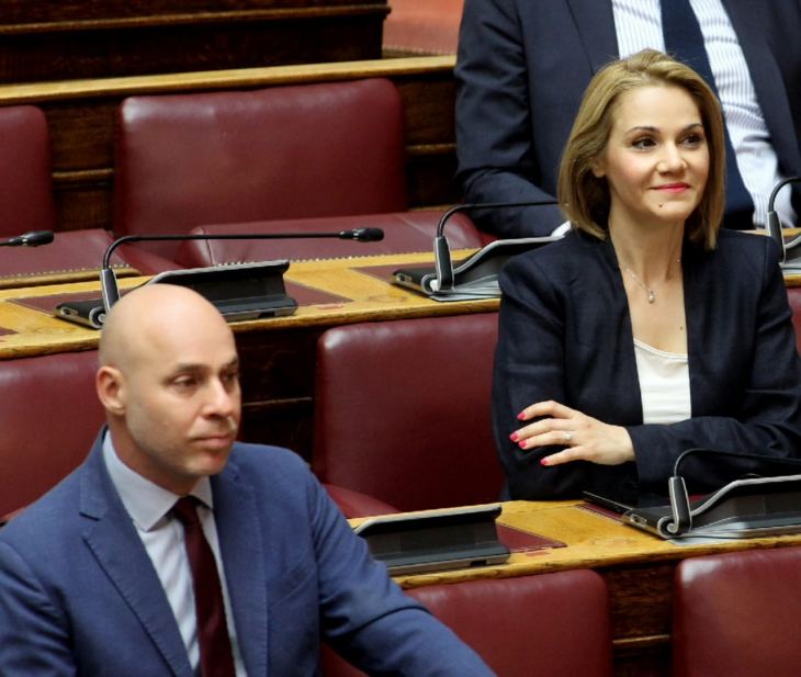 &laquo;&Tau;&omicron; &pi;&rho;ό&beta;&lambda;&eta;&mu;&alpha; &mu;&epsilon; &tau;&omicron;&upsilon;&sigmaf; &delta;&alpha;&sigma;&iota;&kappa;&omicron;ύ&sigmaf; &chi;ά&rho;&tau;&epsilon;&sigmaf; &sigma;&tau;&alpha; &Delta;&omega;&delta;&epsilon;&kappa;ά&nu;&eta;&sigma;&alpha; &pi;&rho;έ&pi;&epsilon;&iota; &nu;&alpha; &epsilon;&pi;&iota;&lambda;&upsilon;&theta;&epsilon;ί&raquo;. &Sigma;&upsilon;&nu;&epsilon;&rho;&gamma;&alpha;&sigma;ί&alpha; &tau;&eta;&sigmaf; &Mu;ί&kappa;&alpha;&sigmaf; &Iota;&alpha;&tau;&rho;ί&delta;&eta; &mu;&epsilon; &tau;&omicron;&nu; &Upsilon;&phi;&upsilon;&pi;&omicron;&upsilon;&rho;&gamma;ό &Pi;&epsilon;&rho;&iota;&beta;ά&lambda;&lambda;&omicron;&nu;&tau;&omicron;&sigmaf;, &Gamma;&iota;ώ&rho;&gamma;&omicron; &Alpha;&mu;&upsilon;&rho;ά.