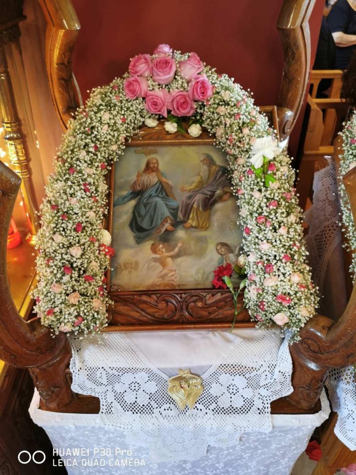 &Theta;&epsilon;ί&alpha; &Lambda;&epsilon;&iota;&tau;&omicron;&upsilon;&rho;&gamma;ί&alpha; &sigma;&tau;&eta;&nu; &Alpha;&gamma;ί&alpha; &Tau;&rho;&iota;ά&delta;&alpha; &tau;&omicron;&upsilon; &Beta;&alpha;&theta;ύ (&Beta;ί&nu;&tau;&epsilon;&omicron; &kappa;&alpha;&iota; &phi;&omega;&tau;&omicron;&gamma;&rho;&alpha;&phi;ί&epsilon;&sigmaf;)