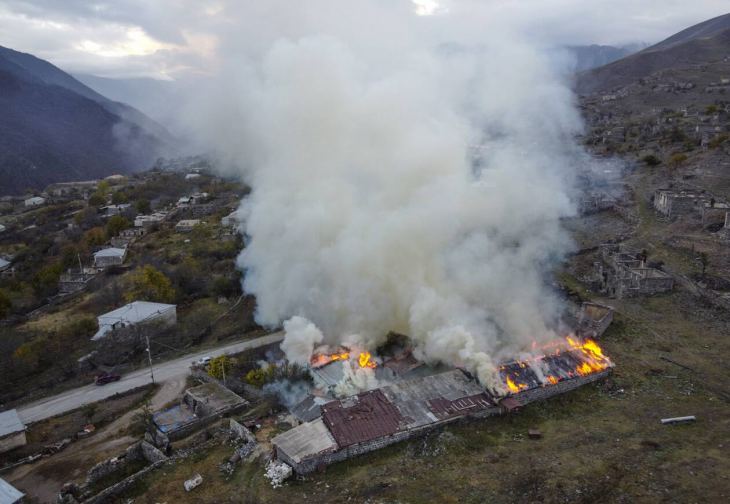 Ναγκόρνο Καραμπάχ: Αρμένιοι πυρπολούν τα σπίτια τους προτού τα χωριά τους περάσουν στον έλεγχο του Αζερμπαϊτζάν
