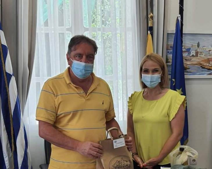 &Sigma;&tau;&eta;&nu; &Eta;&rho;&omega;&iota;&kappa;ή &Nu;ή&sigma;&omicron; &Kappa;ά&sigma;&omicron; &eta; &Mu;ί&kappa;&alpha; &Iota;&alpha;&tau;&rho;ί&delta;&eta;