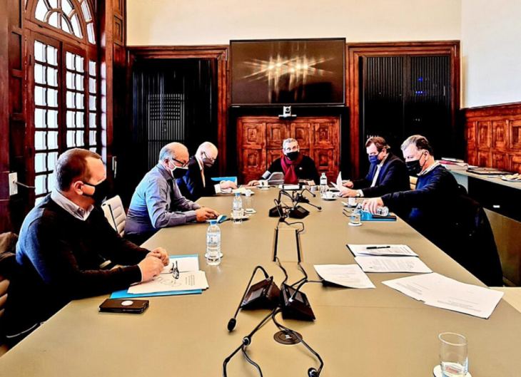 &Sigma;&epsilon; &tau;&rho;&omicron;&chi;&iota;ά &delta;&eta;&mu;&omicron;&pi;&rho;ά&tau;&eta;&sigma;&eta;&sigmaf; &tau;&alpha; &tau;&rho;ί&alpha; &pi;&rho;ώ&tau;&alpha; έ&rho;&gamma;&alpha; &tau;&omicron;&upsilon; &Phi;&Omicron;&Delta;&Sigma;&Alpha; &Nu;. &Alpha;&iota;&gamma;&alpha;ί&omicron;&upsilon;, &sigma;&epsilon; &Rho;ό&delta;&omicron;, &Mu;ή&lambda;&omicron; &kappa;&alpha;&iota; &Kappa;ά&rho;&pi;&alpha;&theta;&omicron;